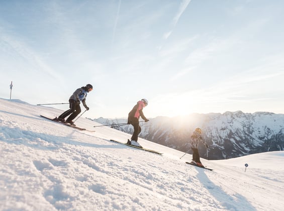 Gruppe von Schifahrern auf der Piste