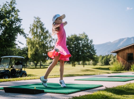 Kinder beim Golfspiel am GC Dilly