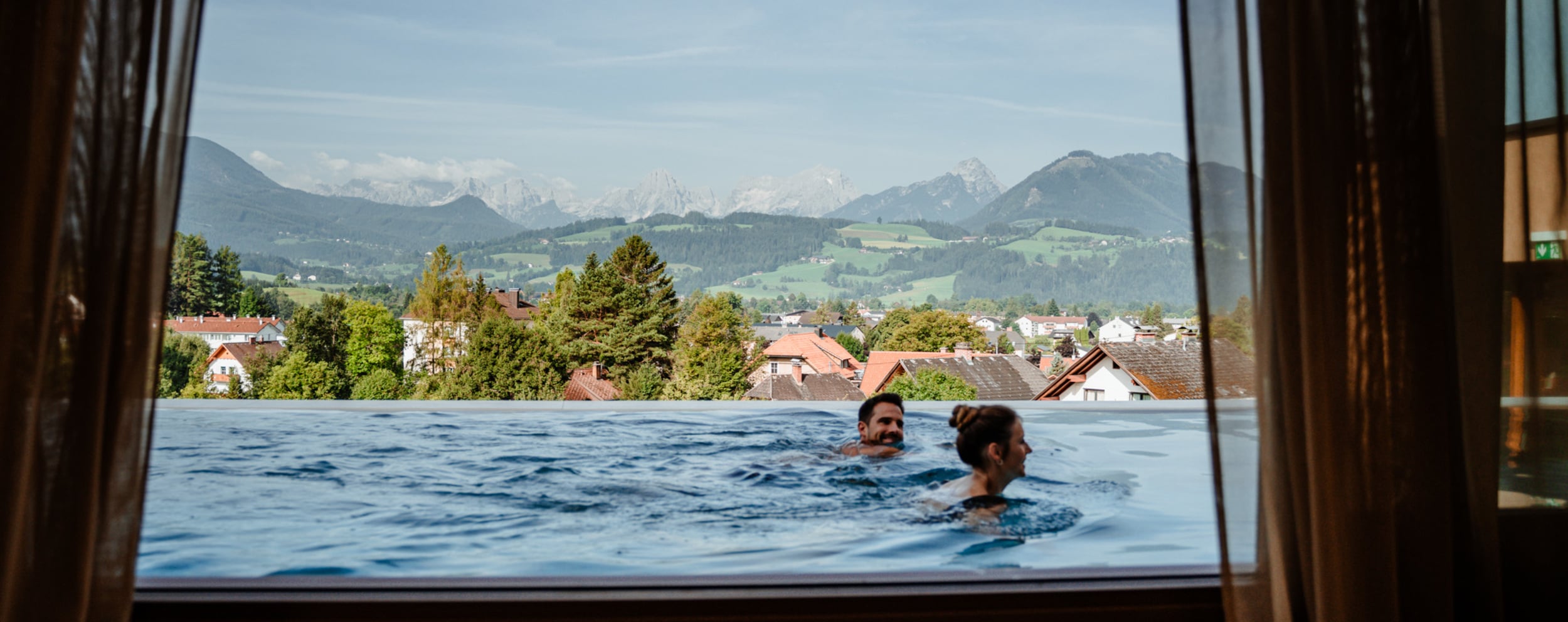 Mann & Frau schwimmen im Infinity Pool