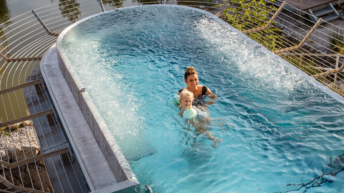 Mutter und Kind schwimmen im Pool