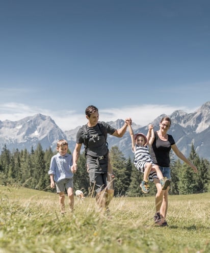 Familie in den Bergen beim Wanderurlaub in Oberösterreich