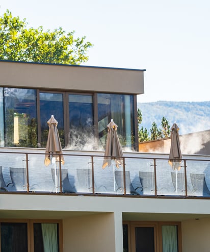 Infinity Pool im Herbst im Dilly Resort