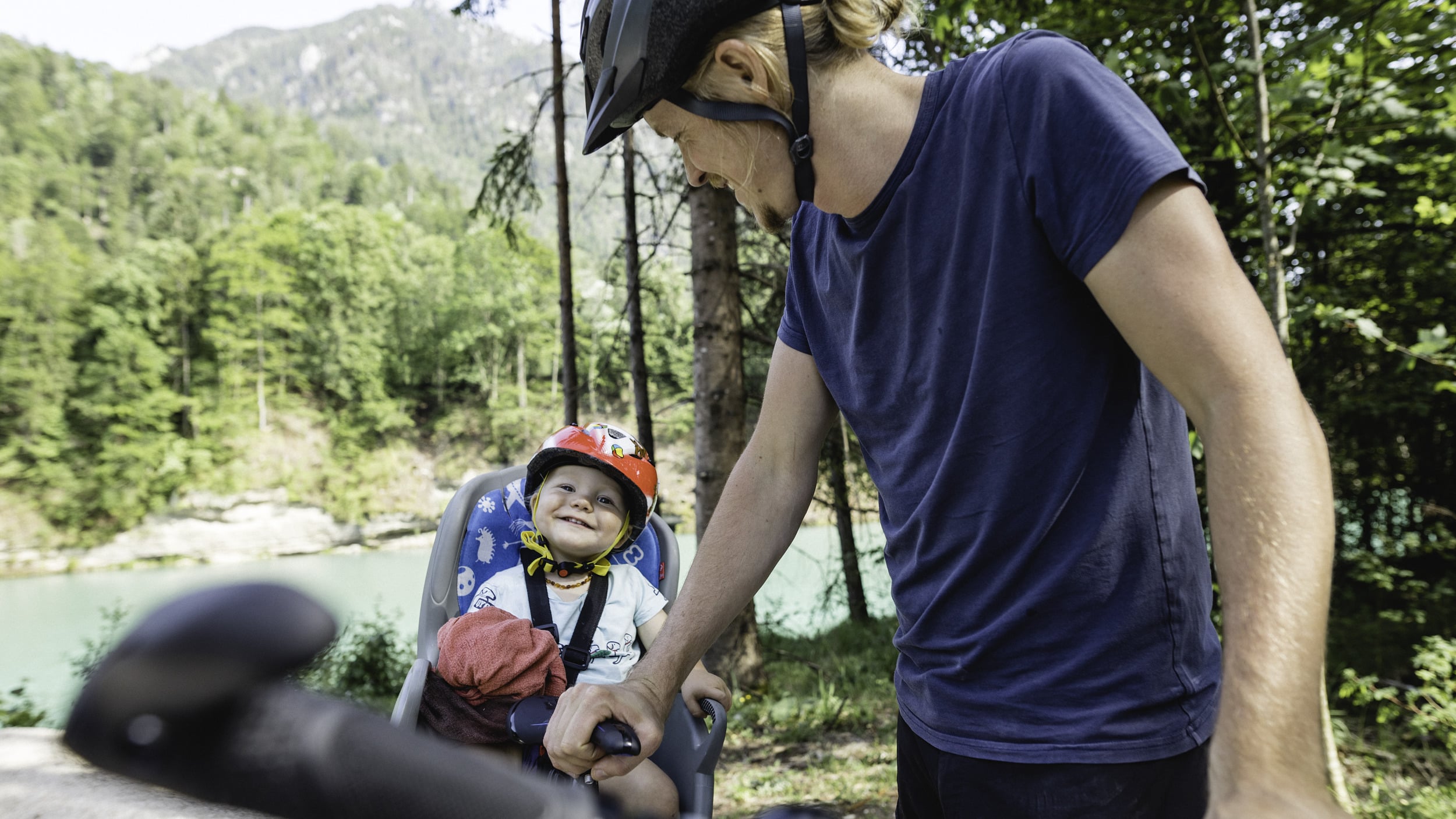 Vater mit Kind am Rad am Steyrtal Radweg im Aktivurlaub in Oberösterreich