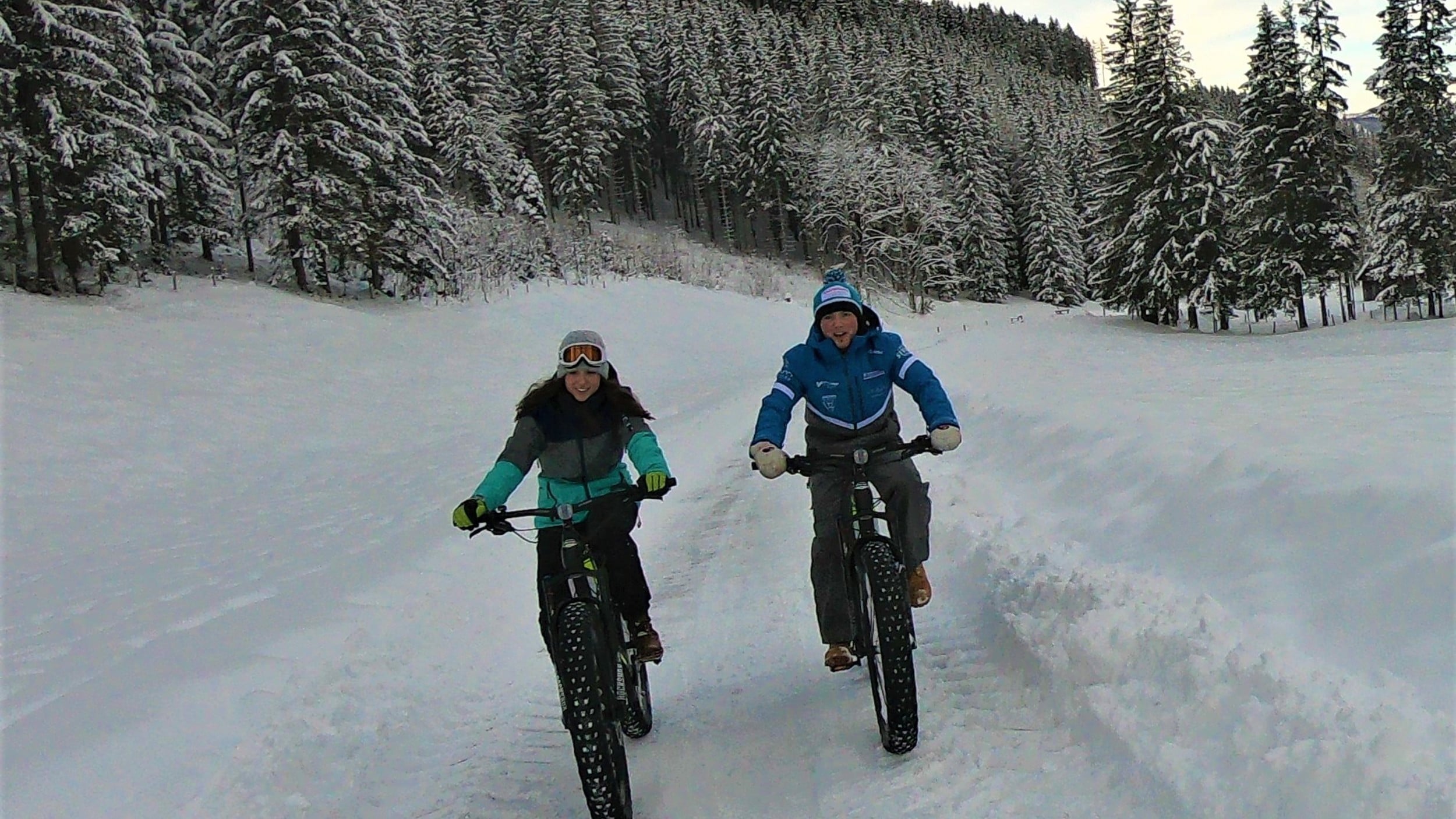Zwei Mountainbiker am Schnee im Aktivurlaub in Oberösterreich