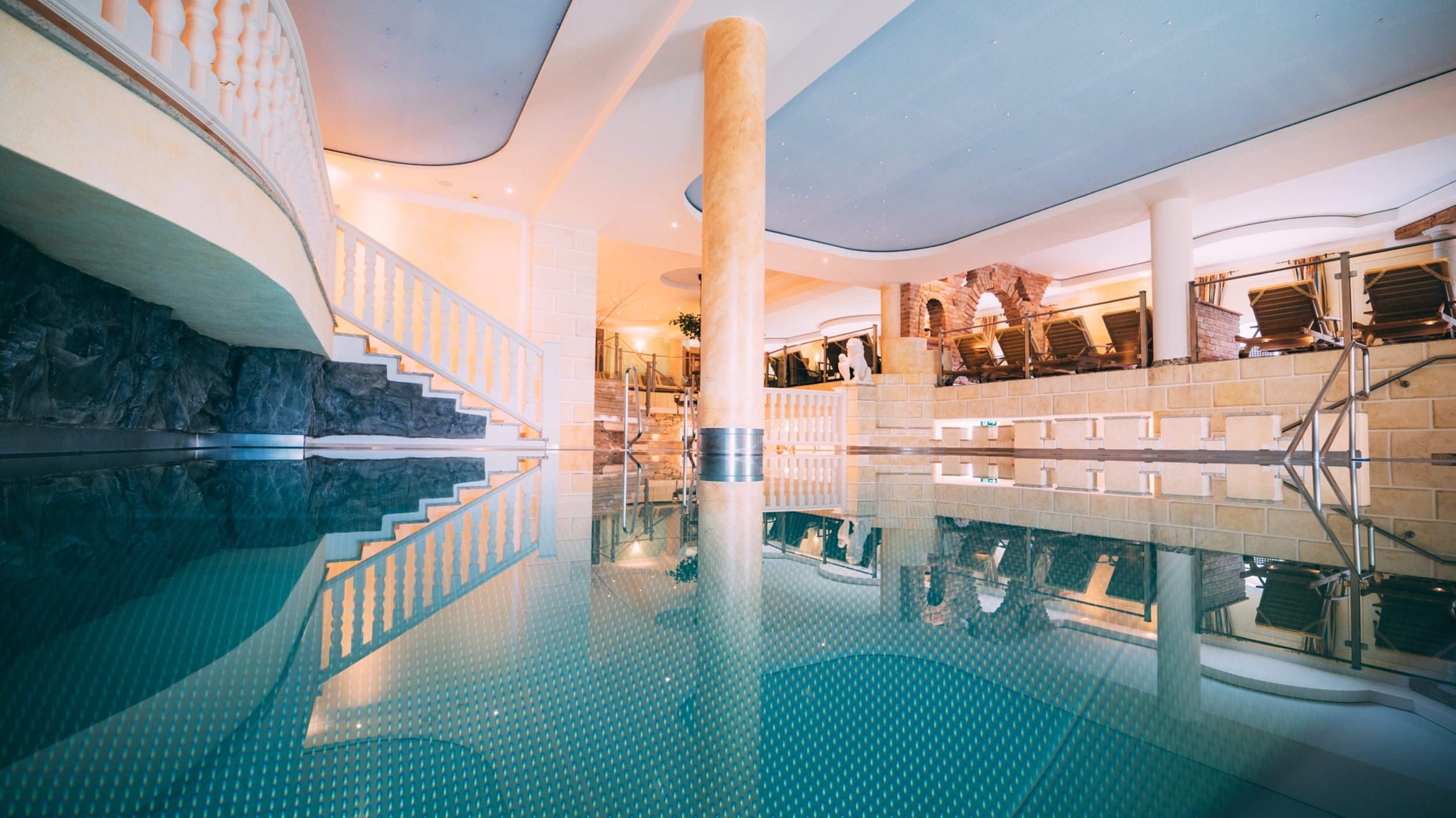 Perfekt für den Wellnessurlaub in Oberösterreich: Der 6.000 Quadratmeter große Wellnessbereich des Hotel Dilly