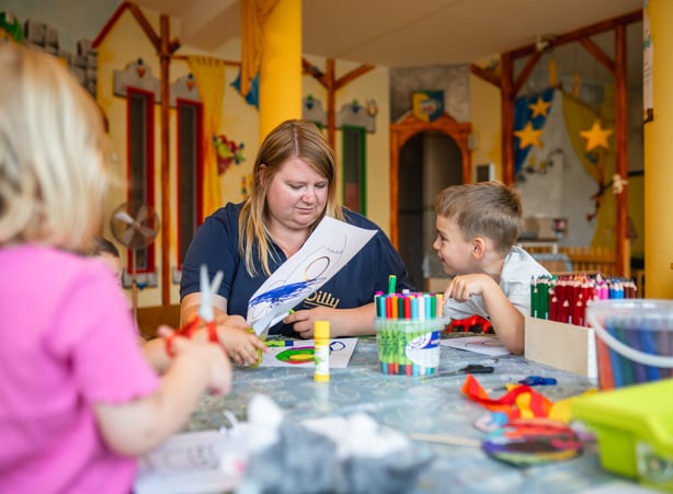 Kinder basteln mit Kindertante in Luki's Kinderclub