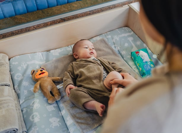 Baby am Wickeltisch mit Babybetreuung im Dilly Resort