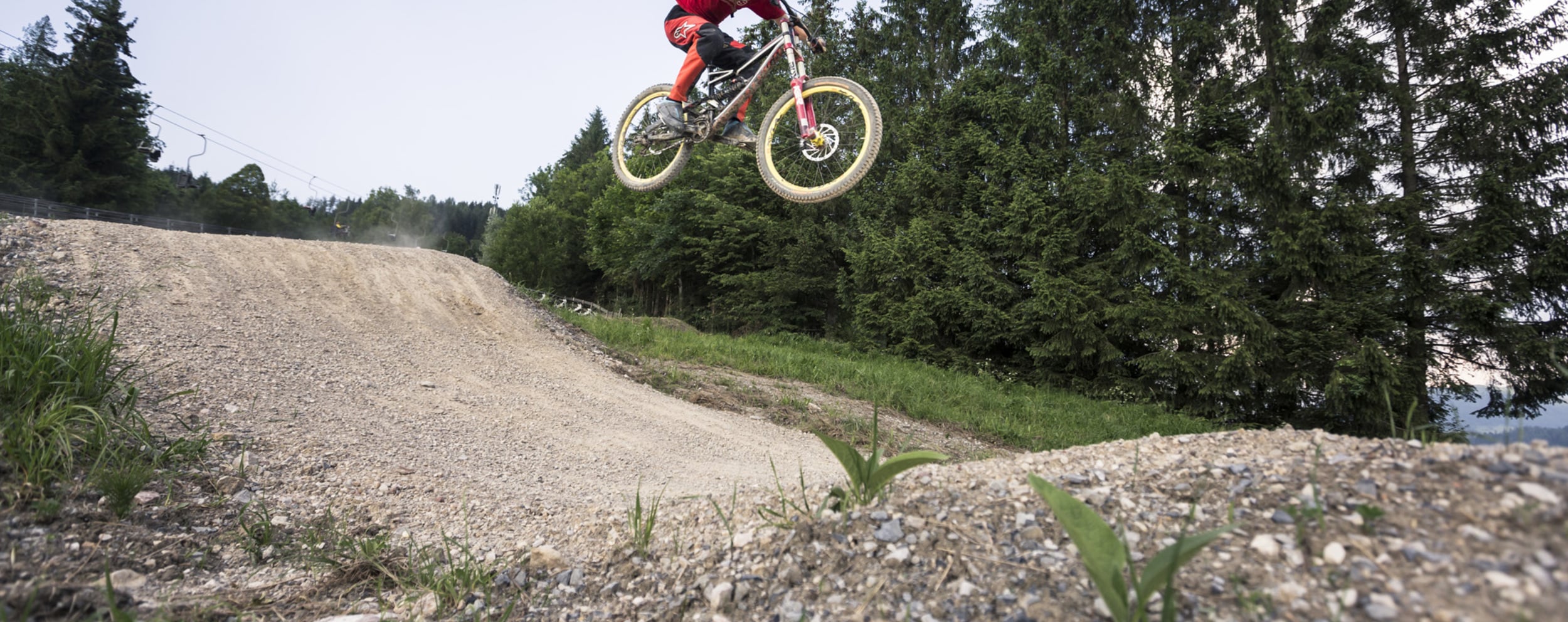 Mann auf Downhillbike beim Sprung