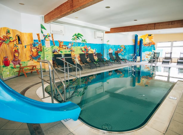 Indoorpool im Kinderbereich des Kinderhotels