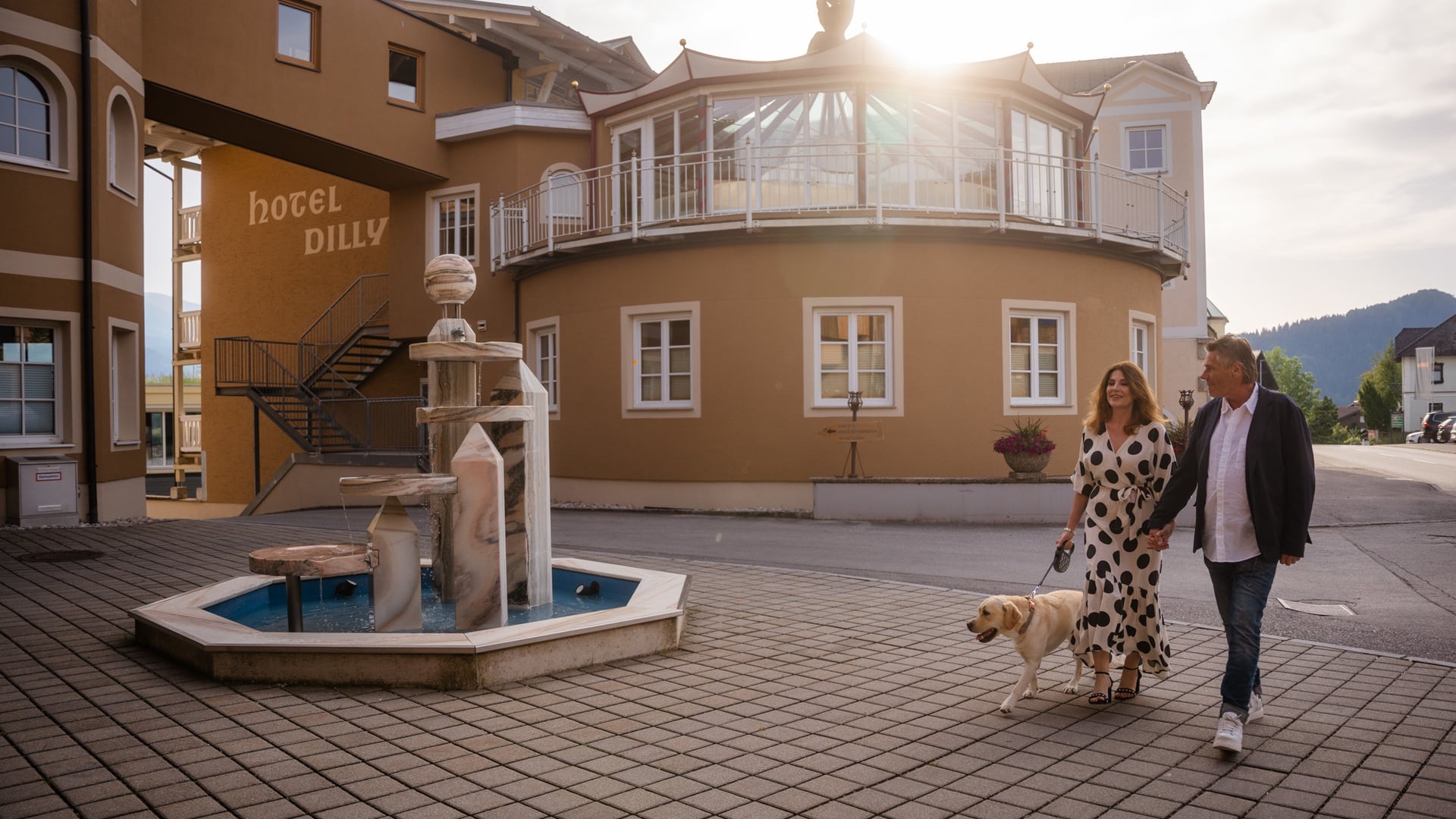 Paar checkt mit Hund im Hotel Dilly ein