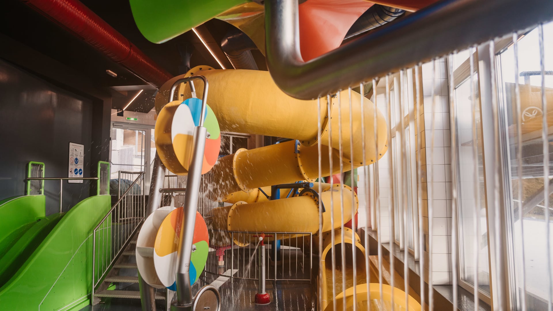Wasserrutsche & Wasserspielplatz im Kinderbereich des Thermenbereichs des Wellnesshotels in Oberösterreich