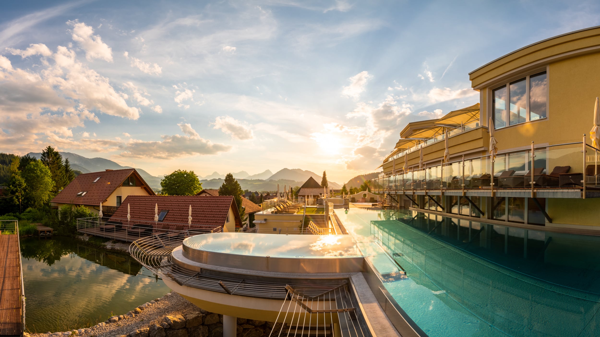 Terrasse mit großem Pool des Wellenshotels in Oberösterreich