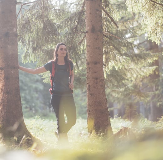 Frau im Wald beim Spaziergang